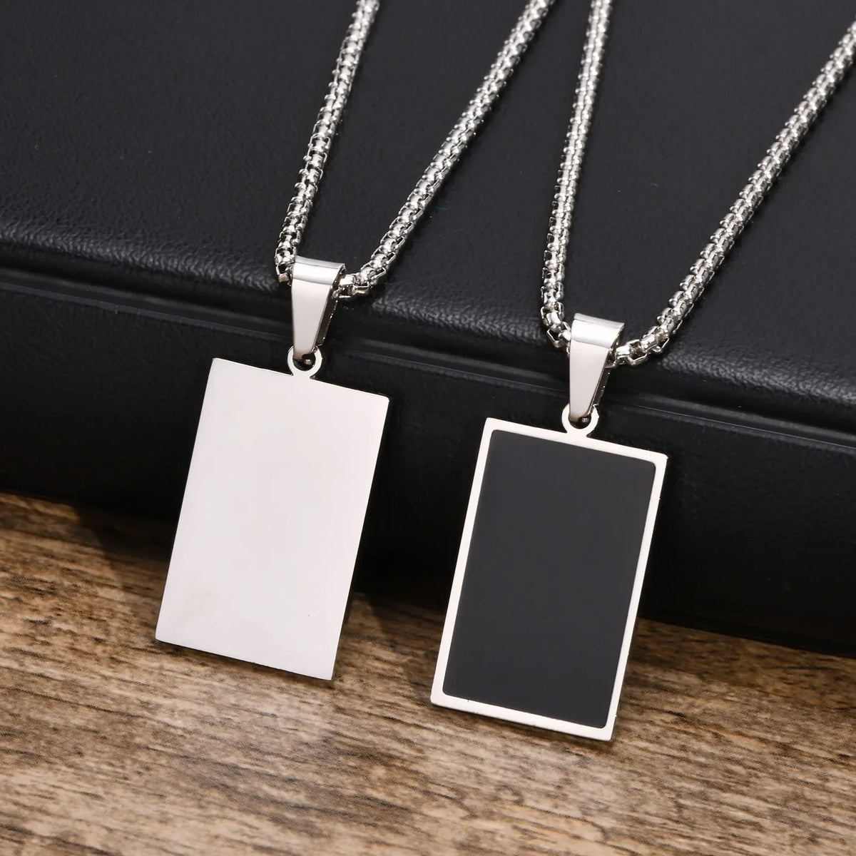 Colar Minimalista Cambridge Black Tag